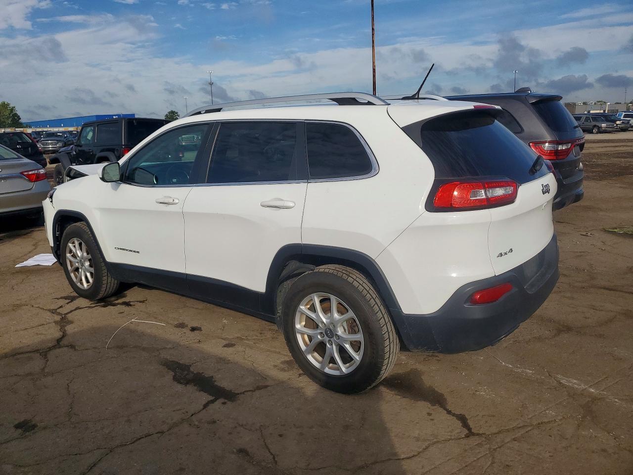 2016 Jeep Cherokee Latitude - Image 2