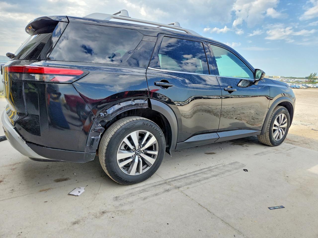 2023 Nissan Pathfinder Sl - Image 3