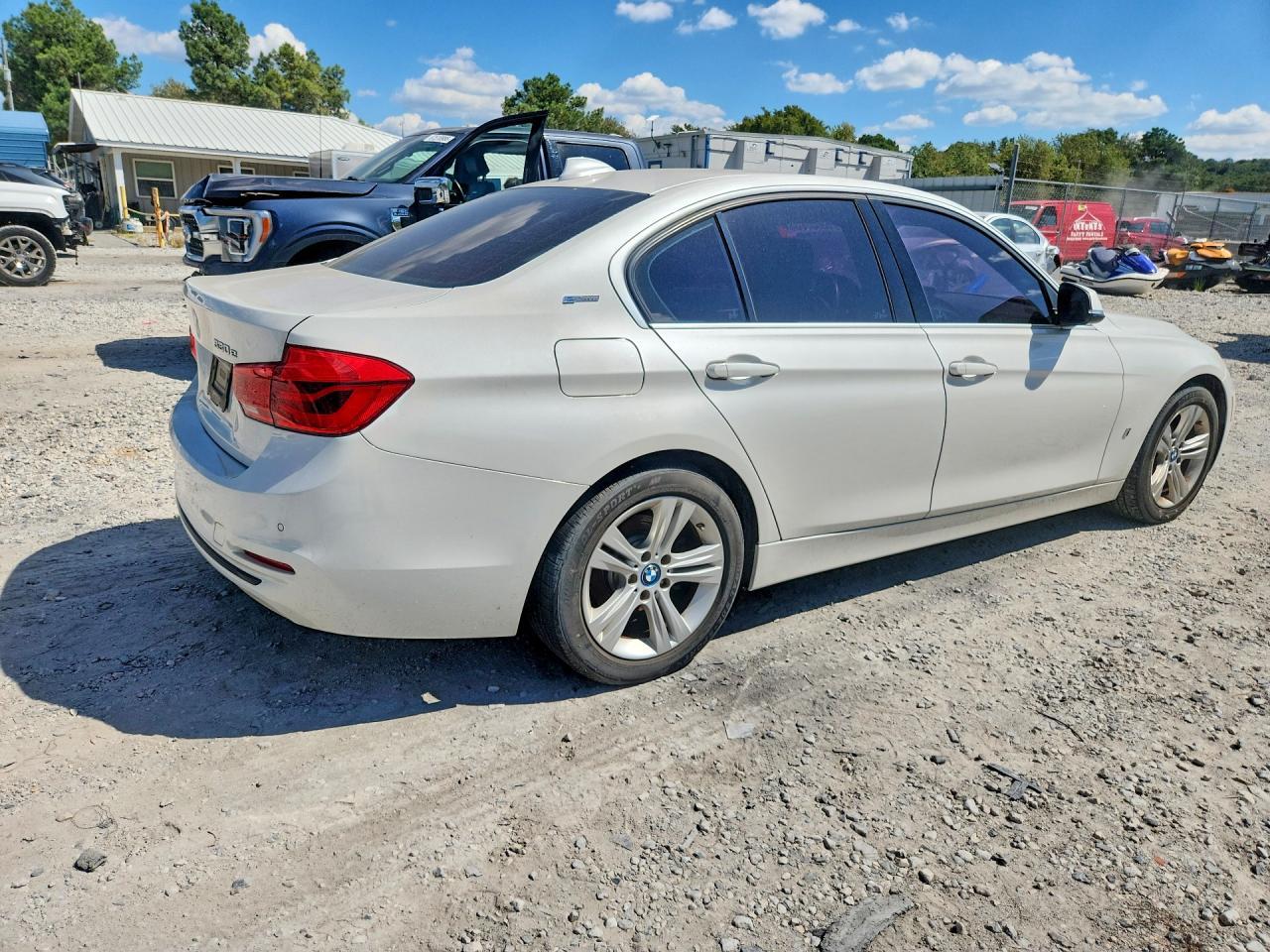 2017 BMW 330E - Фото 3