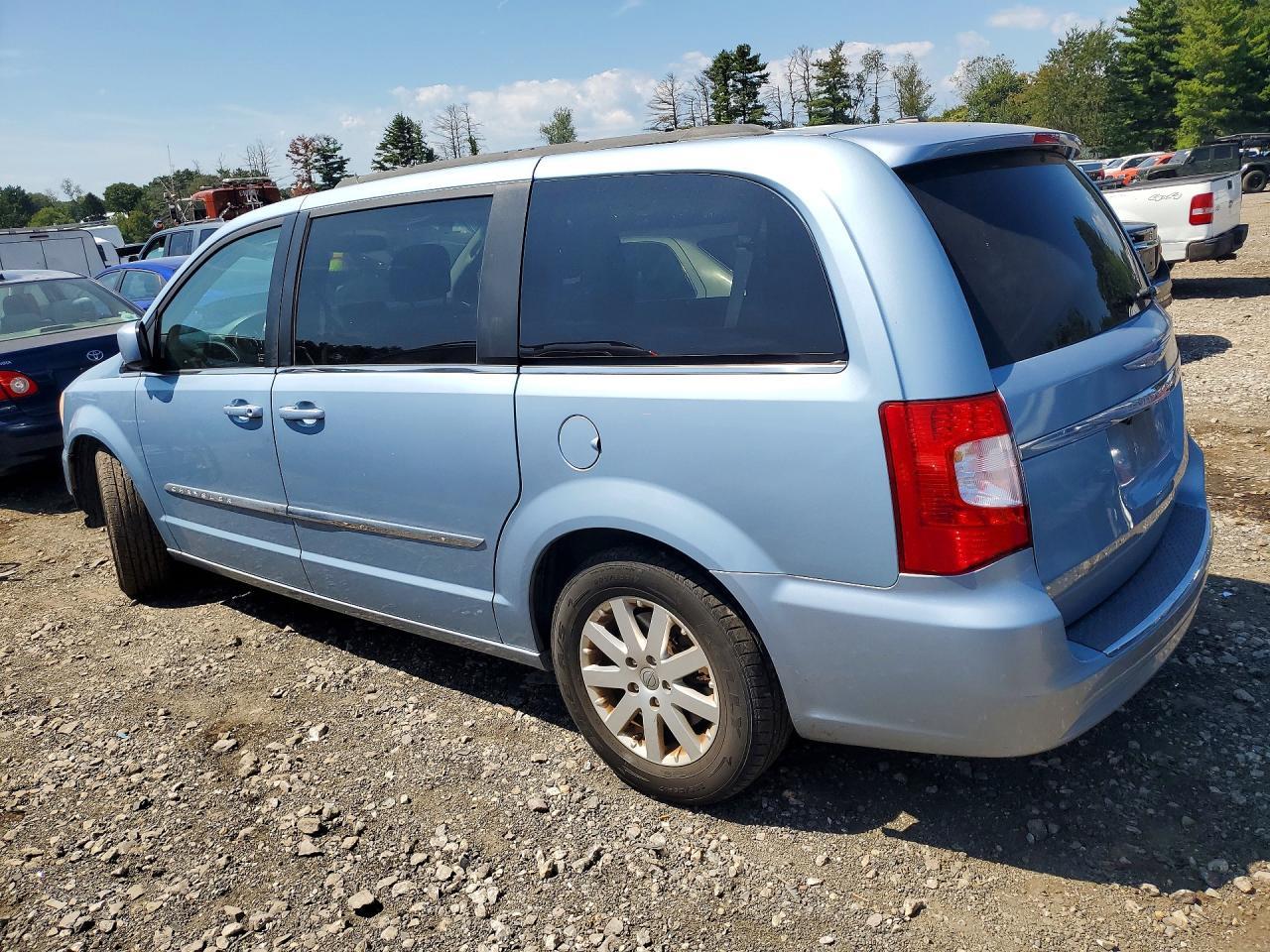 2013 Chrysler Town & Country Touring - Image 2