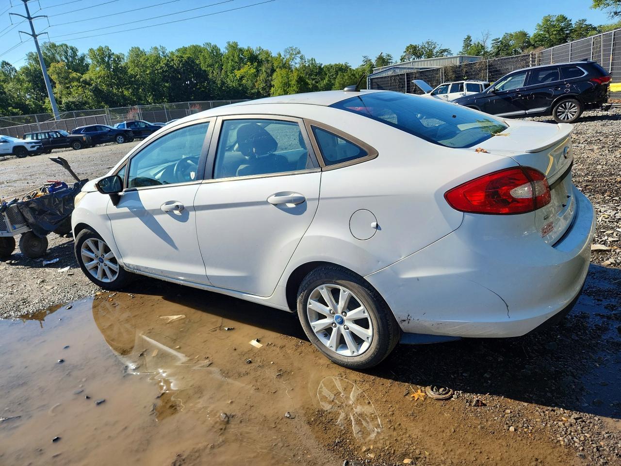 2013 Ford Fiesta Se - Фото 2