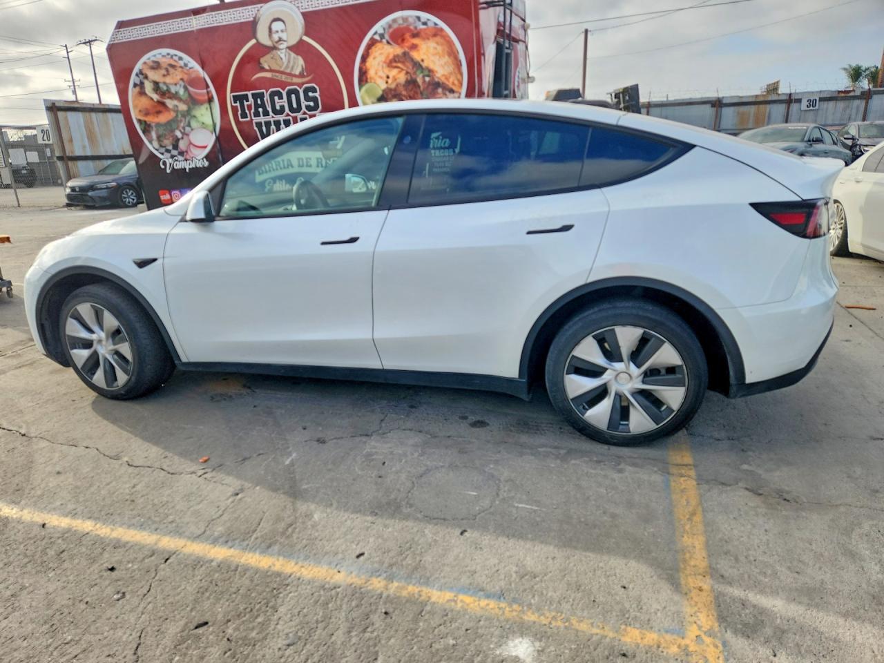 2024 Tesla Model Y - Фото 2