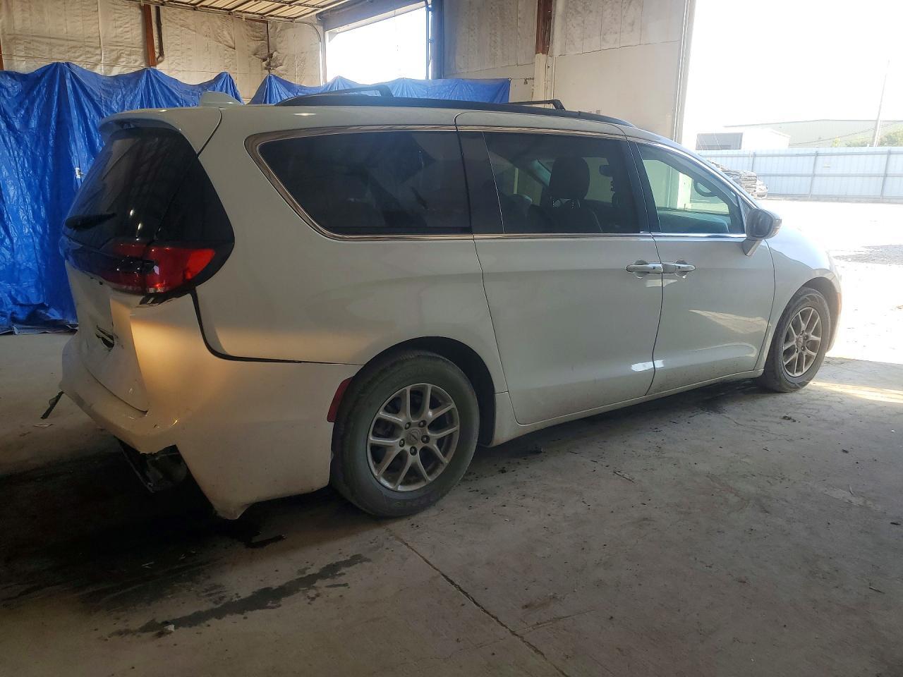2022 Chrysler Pacifica Touring L - Image 3