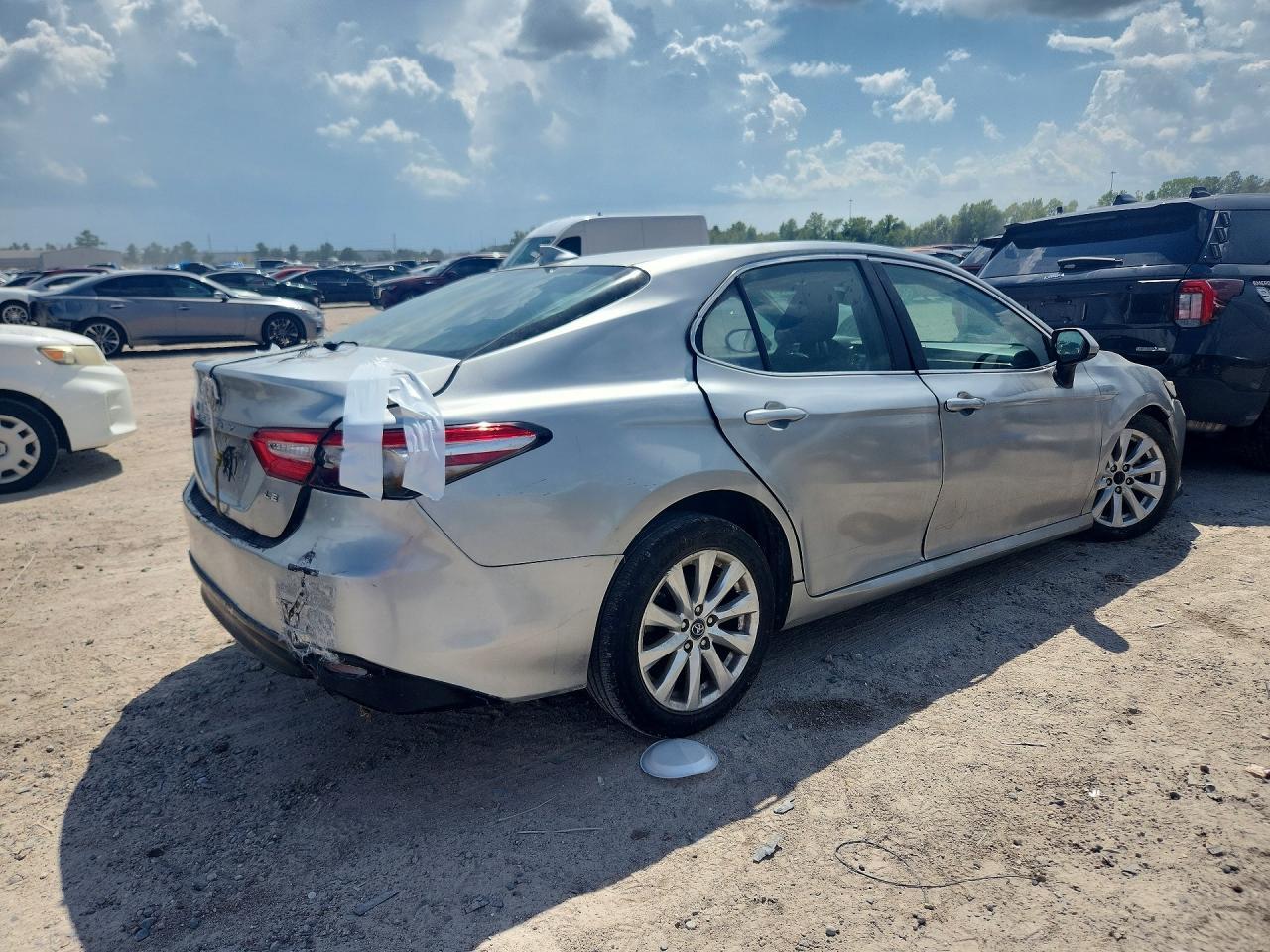 2019 Toyota Camry Le - Фото 3