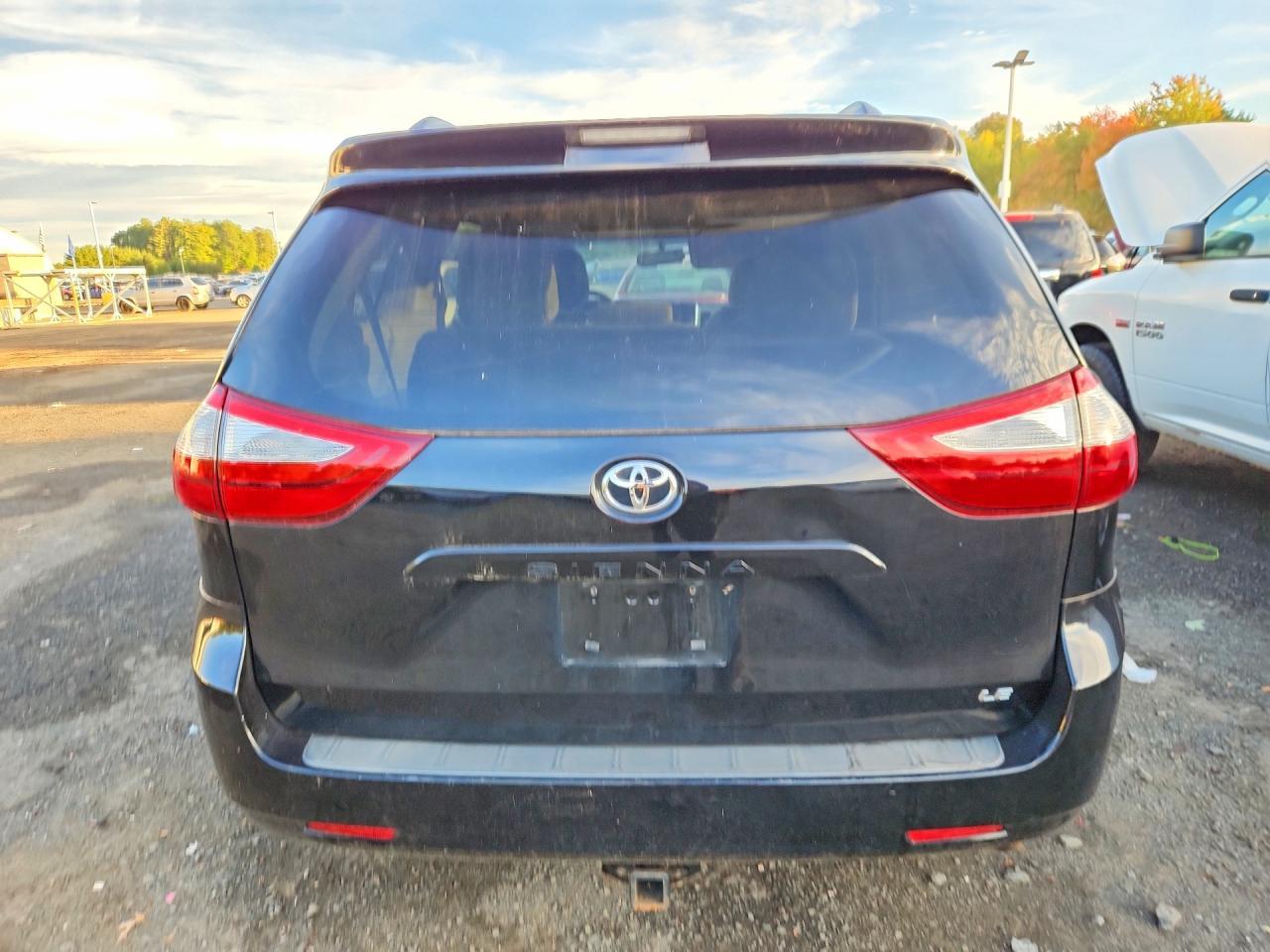 2017 Toyota Sienna Le - Image 6