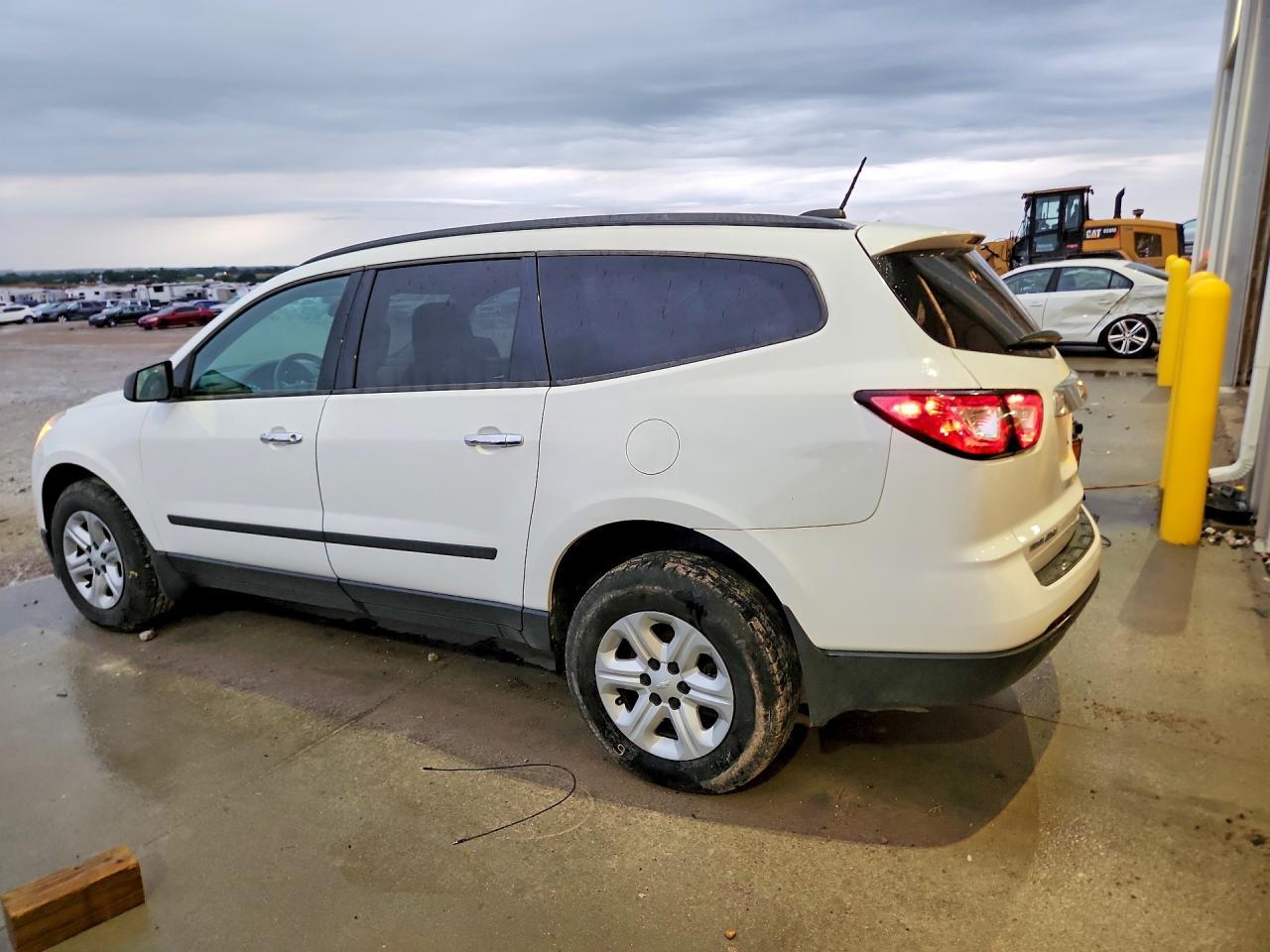 2017 Chevrolet Traverse Ls - Фото 2