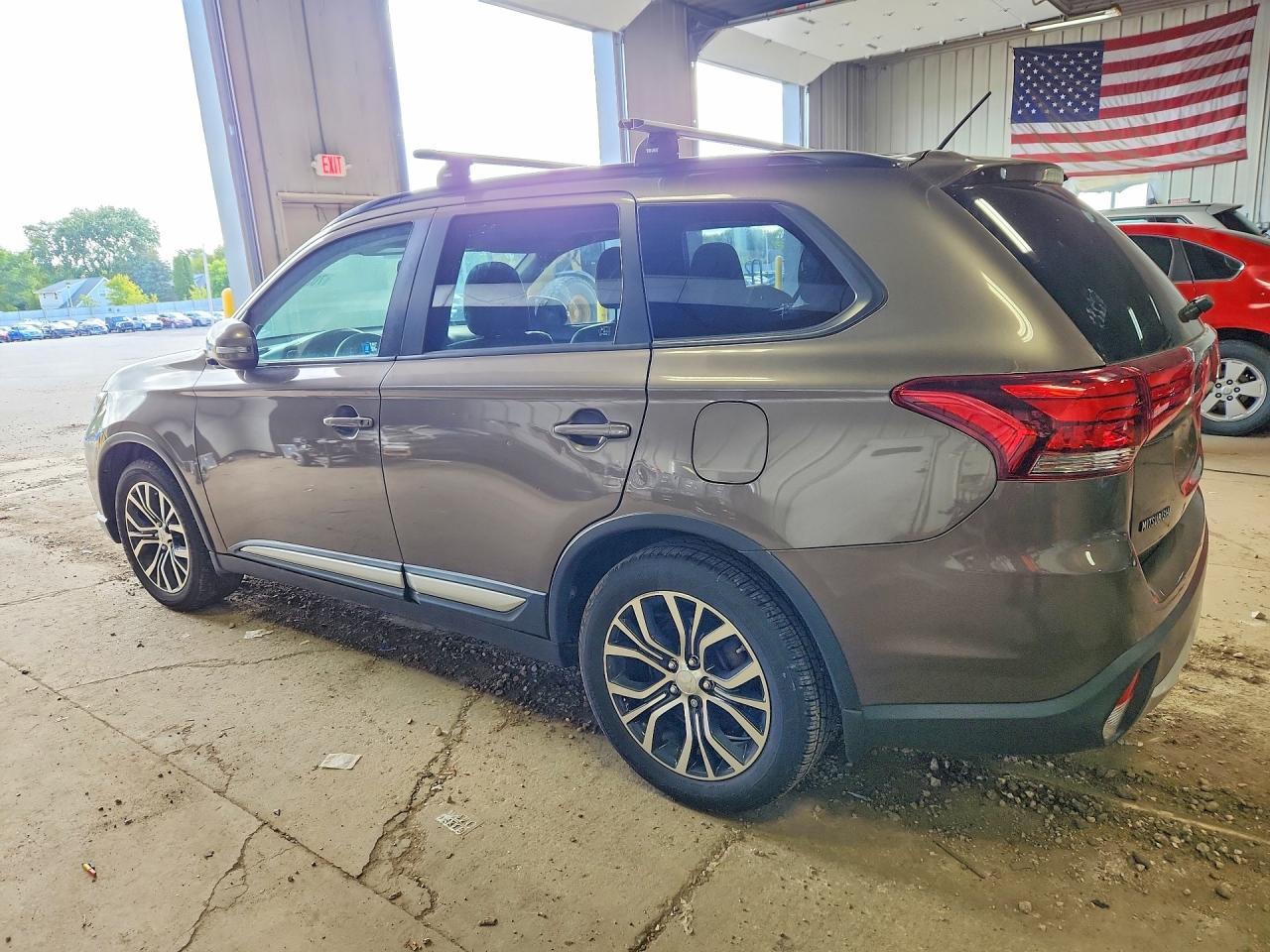 2016 Mitsubishi Outlander Se - Image 2