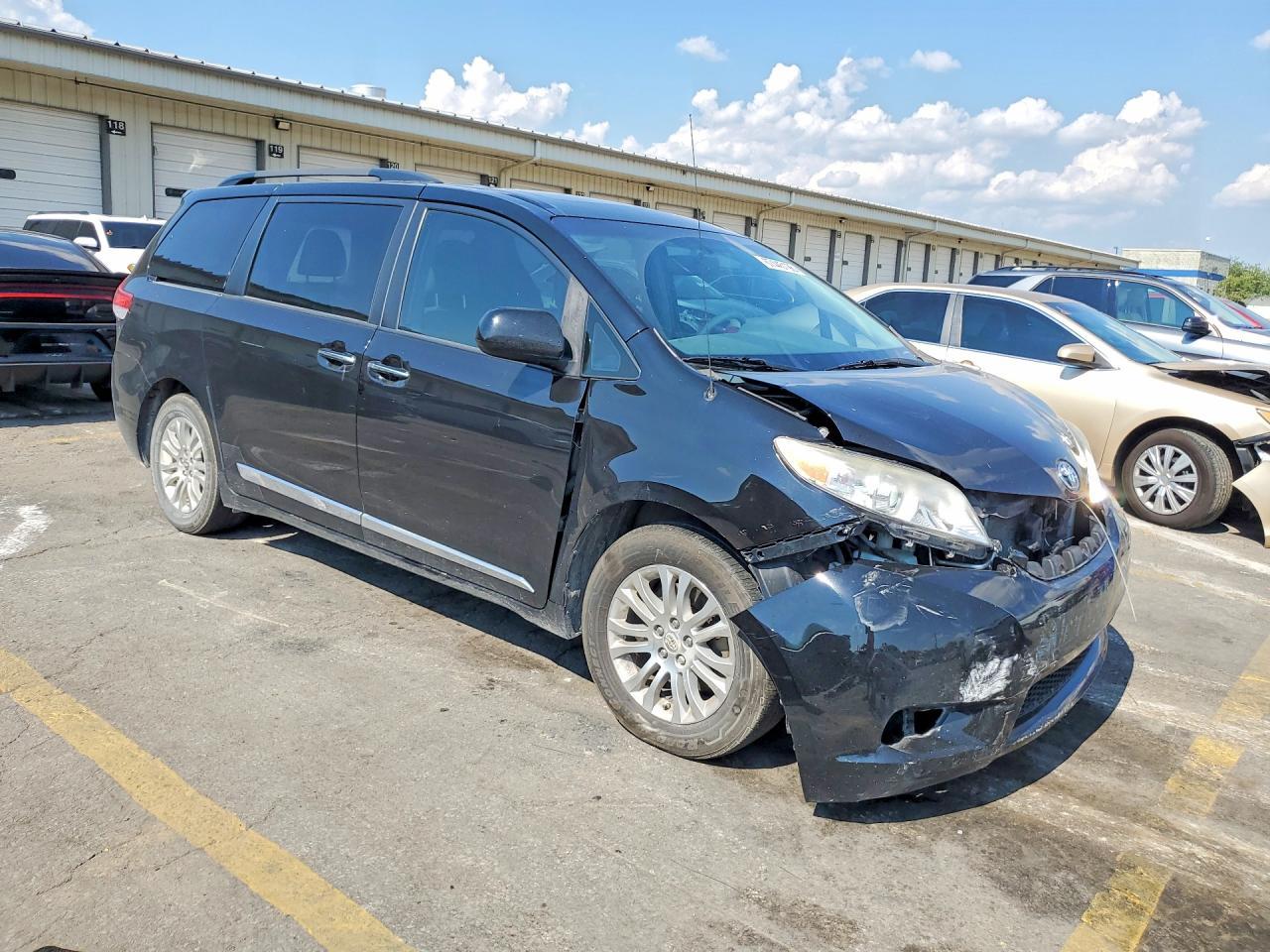 2014 Toyota Sienna Xle 8-Passenger - Фото 4
