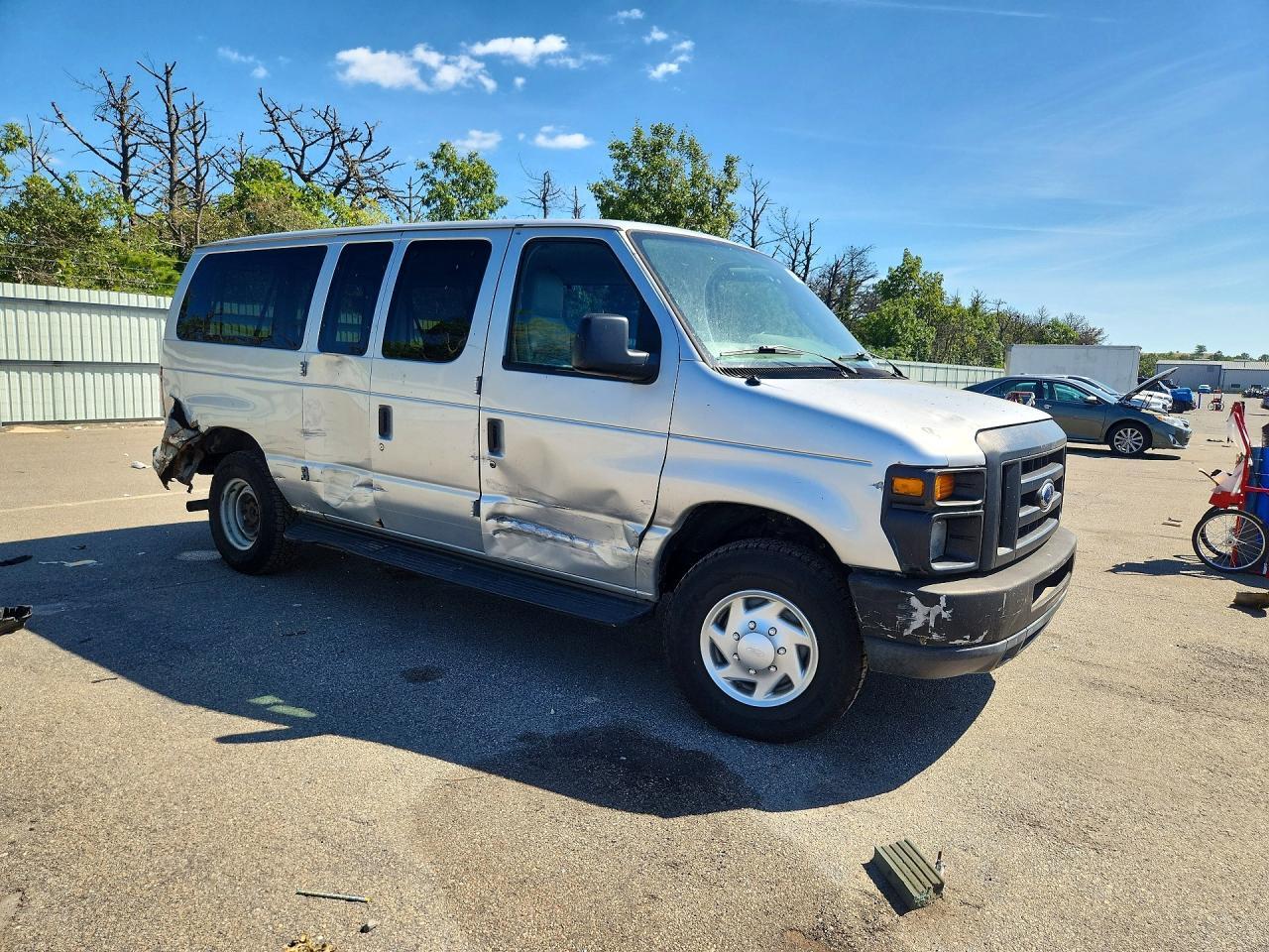2012 Ford Econoline E350 Super Duty Wagon - Фото 4