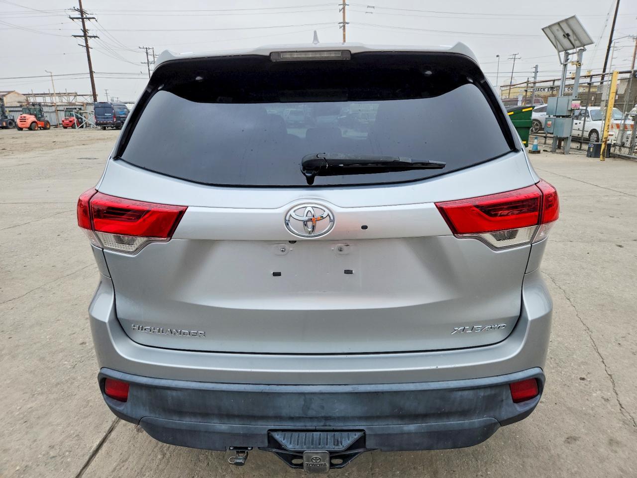 2018 Toyota Highlander Xle - Image 6