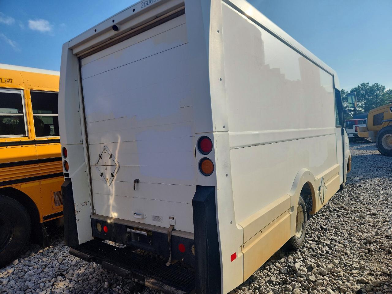 2017 Isuzu Reach - Delivery Van - Фото 3