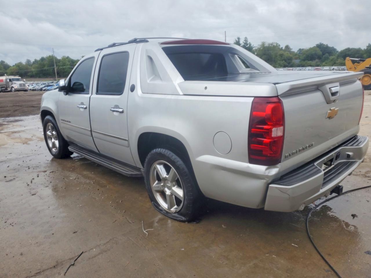 2013 Chevrolet Avalanche Ltz - Фото 2