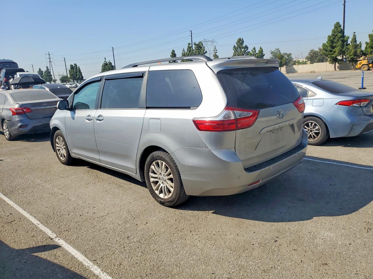 2015 Toyota Sienna Xle 8-Passenger - Фото 2