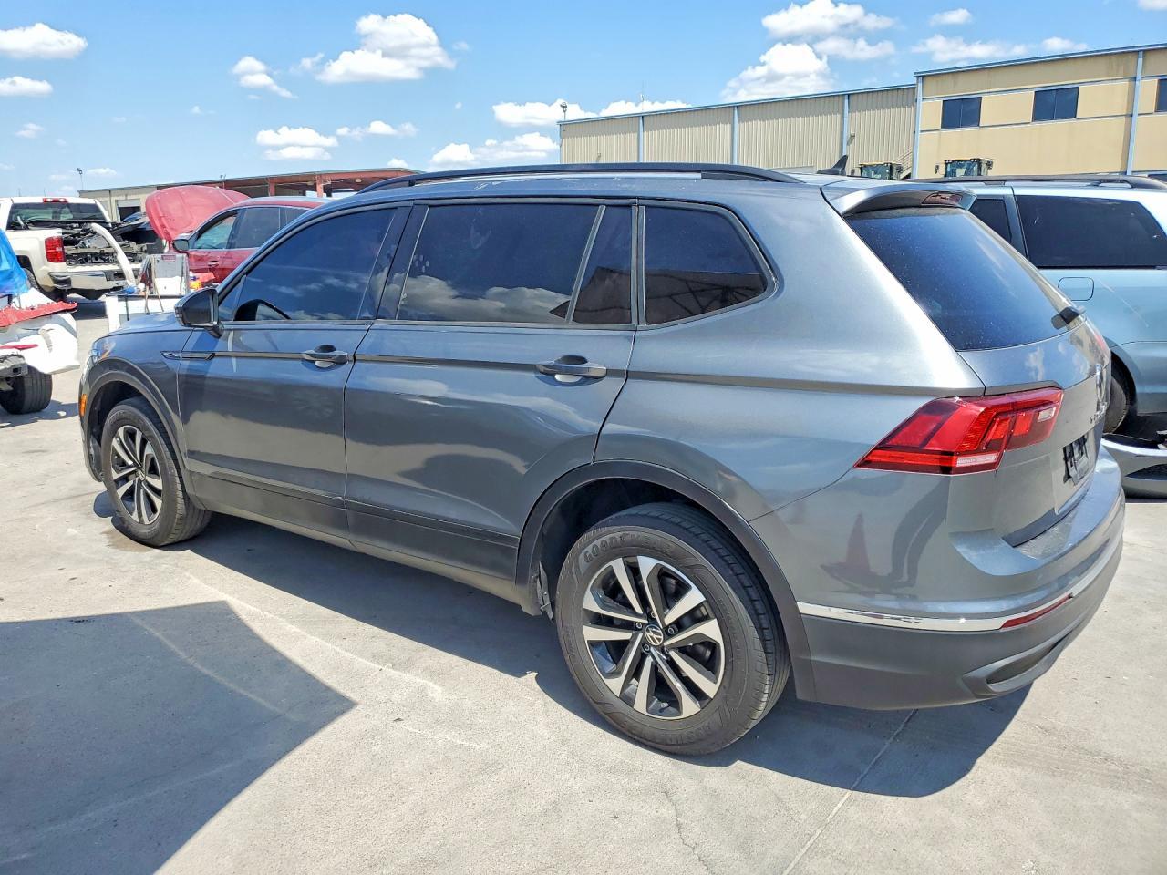 2023 Volkswagen Tiguan S - Фото 2