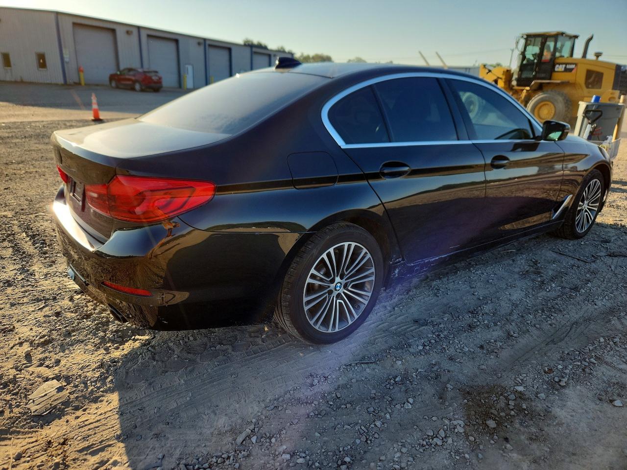 2019 BMW 530 Xi - Image 3