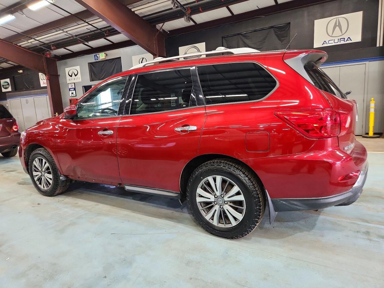 2018 Nissan Pathfinder S - Image 2