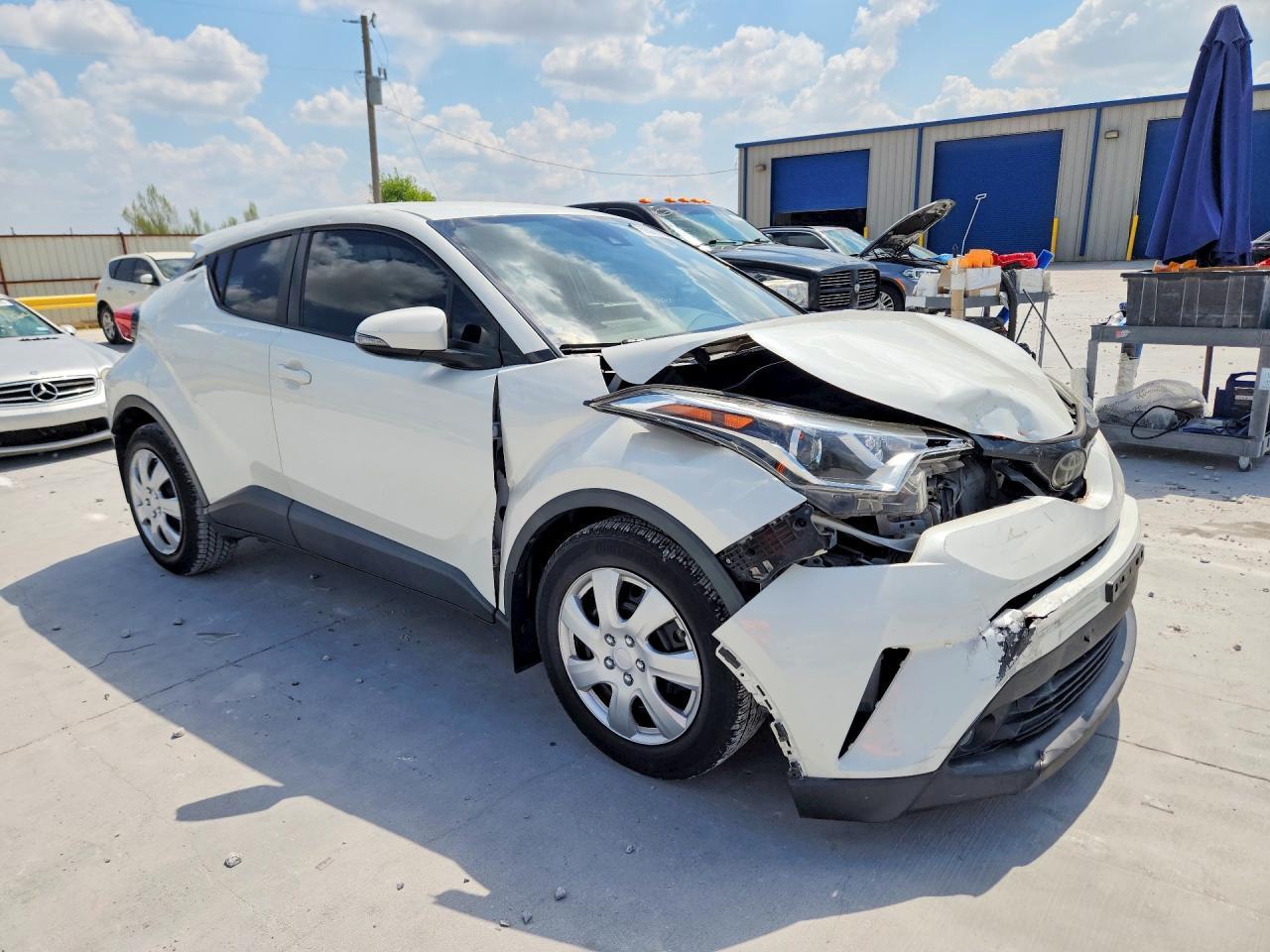 2019 Toyota C-Hr Le - Image 4
