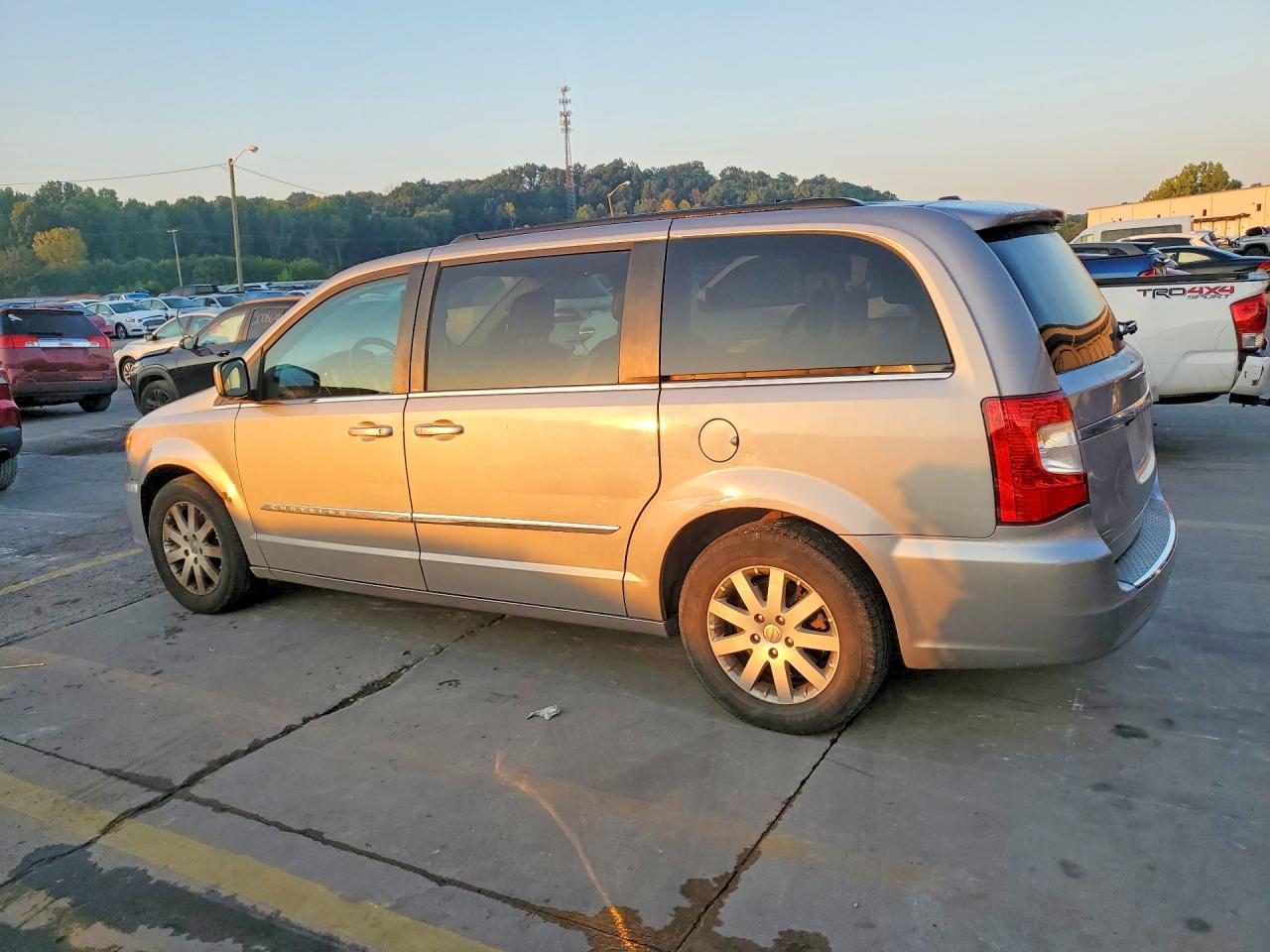 2014 Chrysler Town & Country Touring - Фото 2