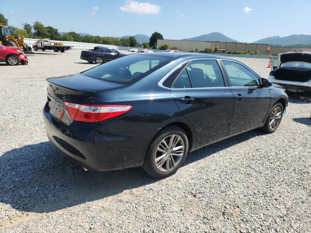 2016 Toyota Camry Se - Фото 3