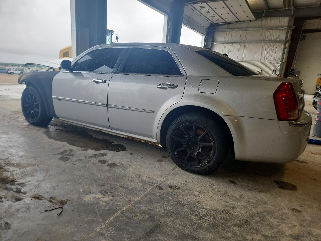2010 Chrysler 300C - Фото 2