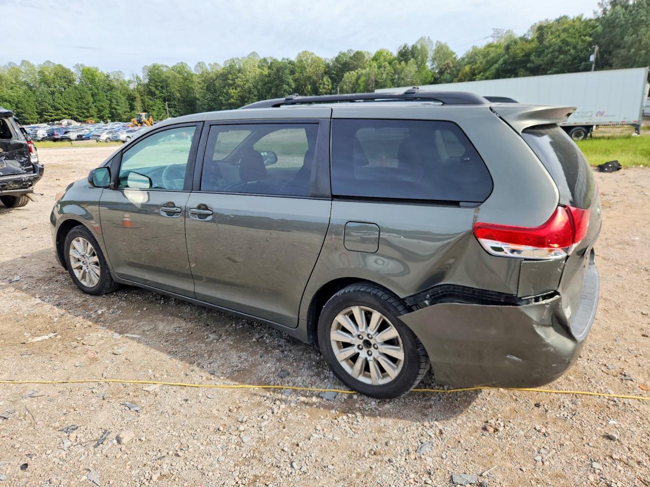 2011 Toyota Sienna Le - Image 2
