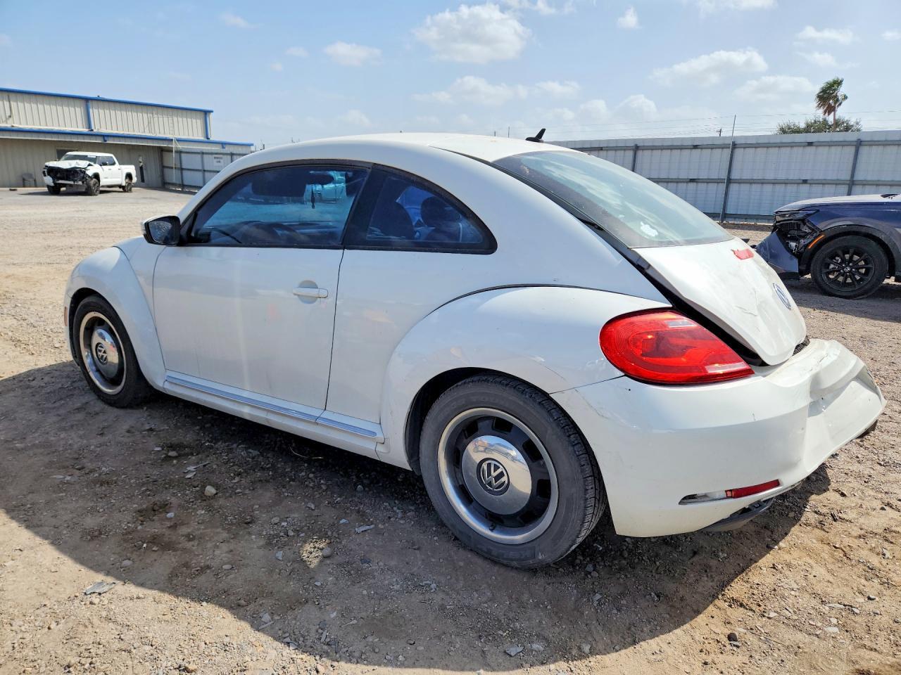 2012 Volkswagen Beetle - Фото 2