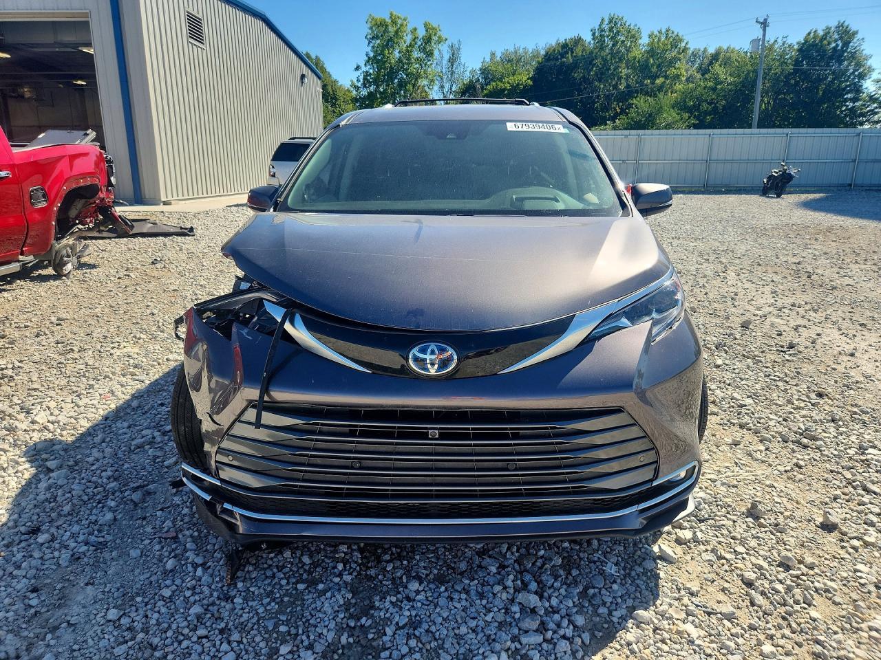 2024 Toyota Sienna Platinum 7-Passenger - Image 5