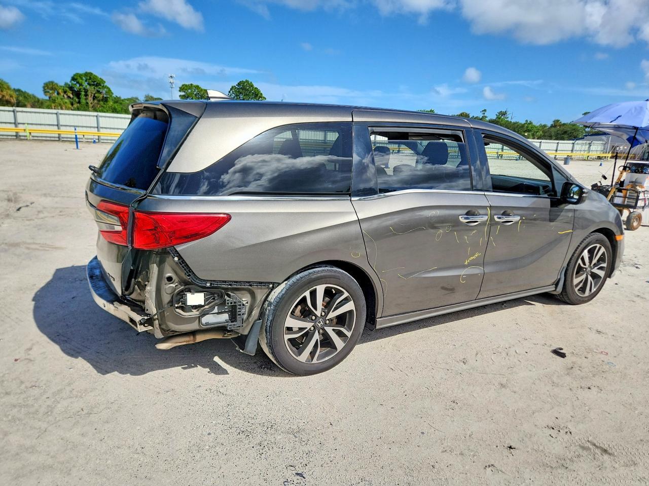 2018 Honda Odyssey Elite - Image 3