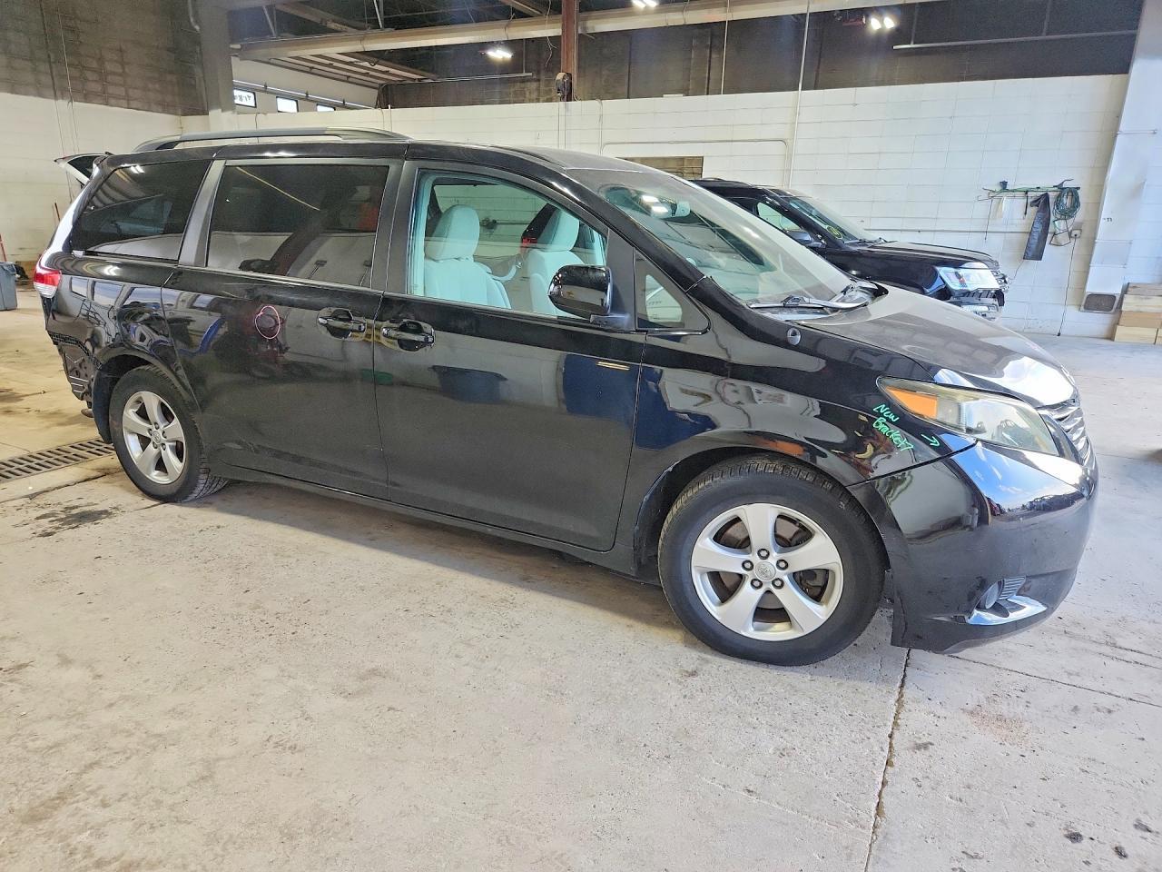 2013 Toyota Sienna Le - Image 4