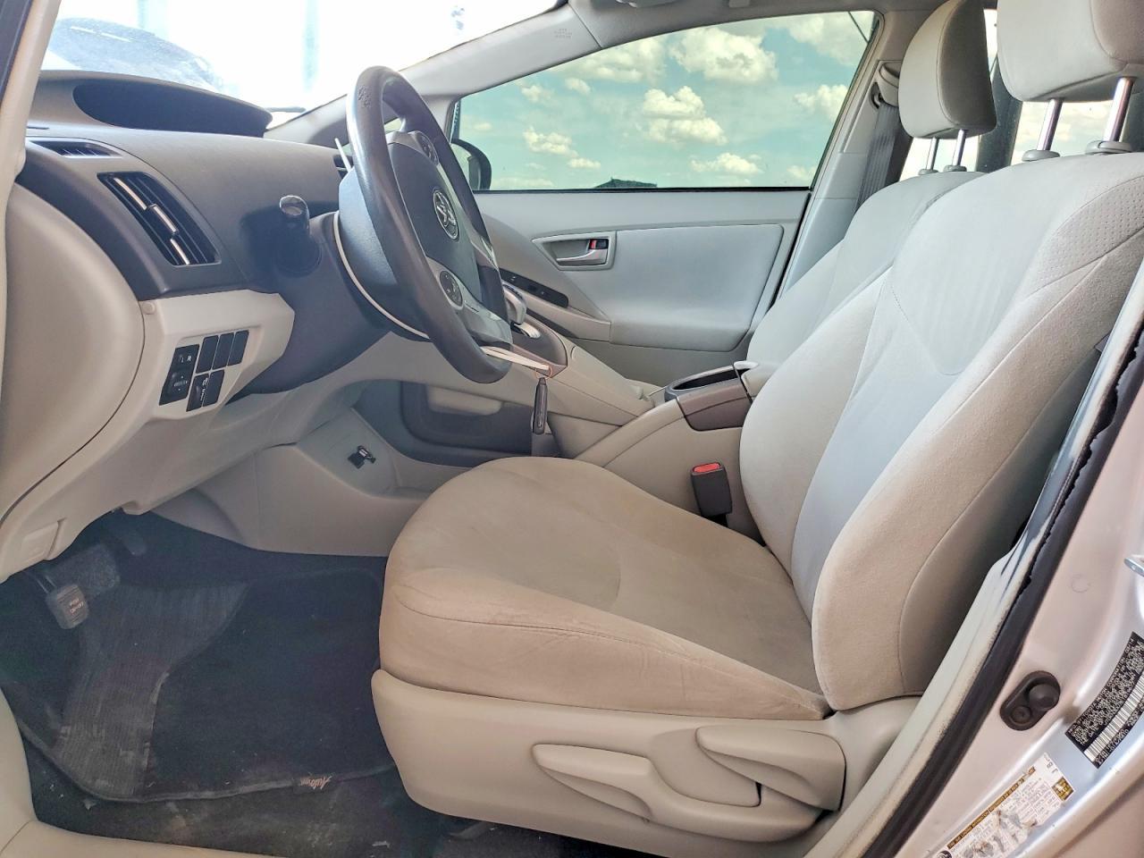 2014 Toyota Prius Two - Фото 7