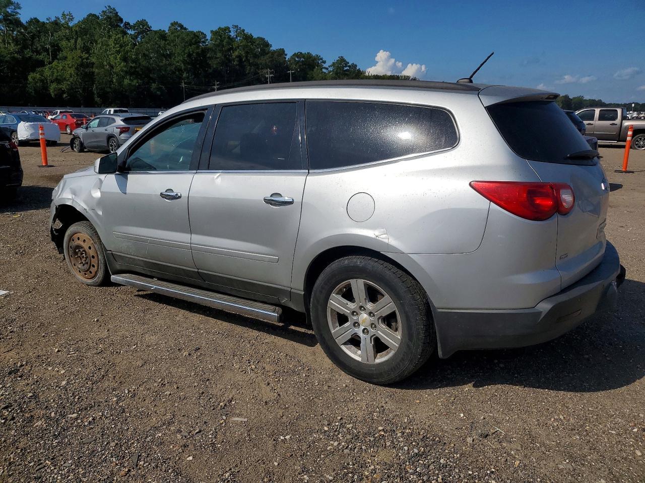 2011 Chevrolet Traverse Lt - Image 2