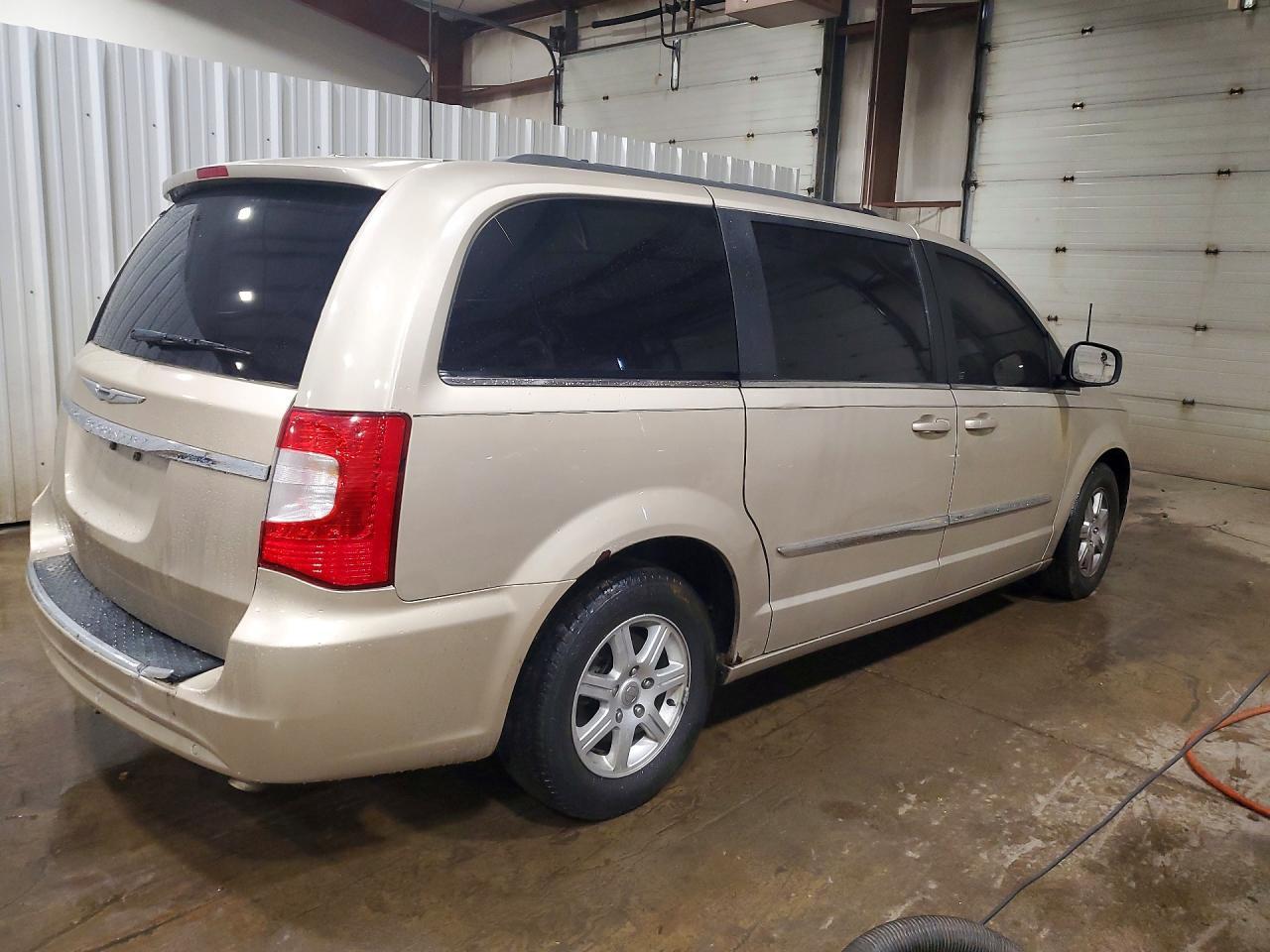 2013 Chrysler Town & Country Touring - Фото 3
