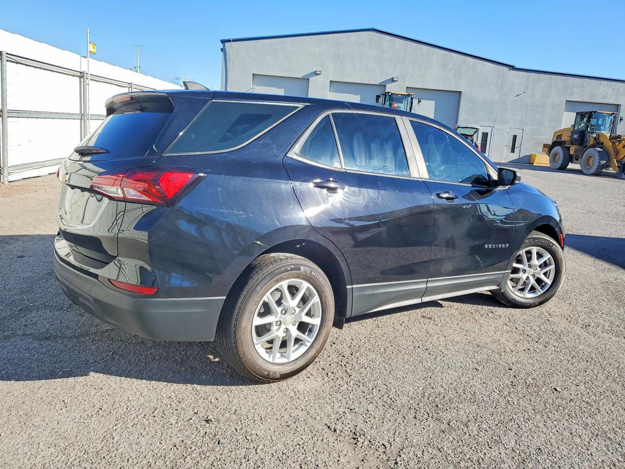 2022 Chevrolet Equinox Ls - Фото 3
