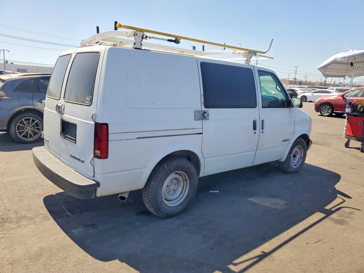 1999 Chevrolet Astro - Фото 3