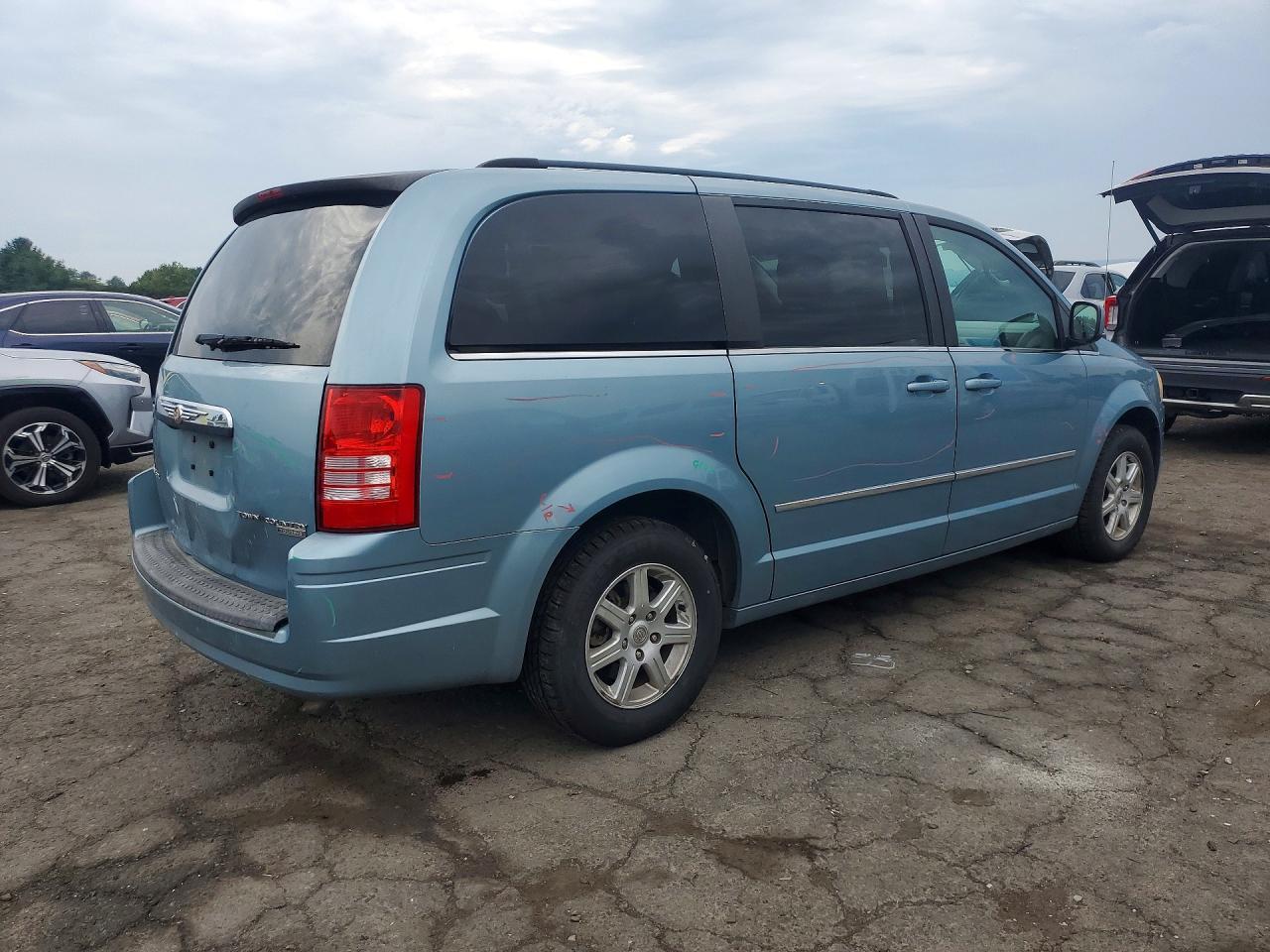 2010 Chrysler Town & Country Touring - Image 3