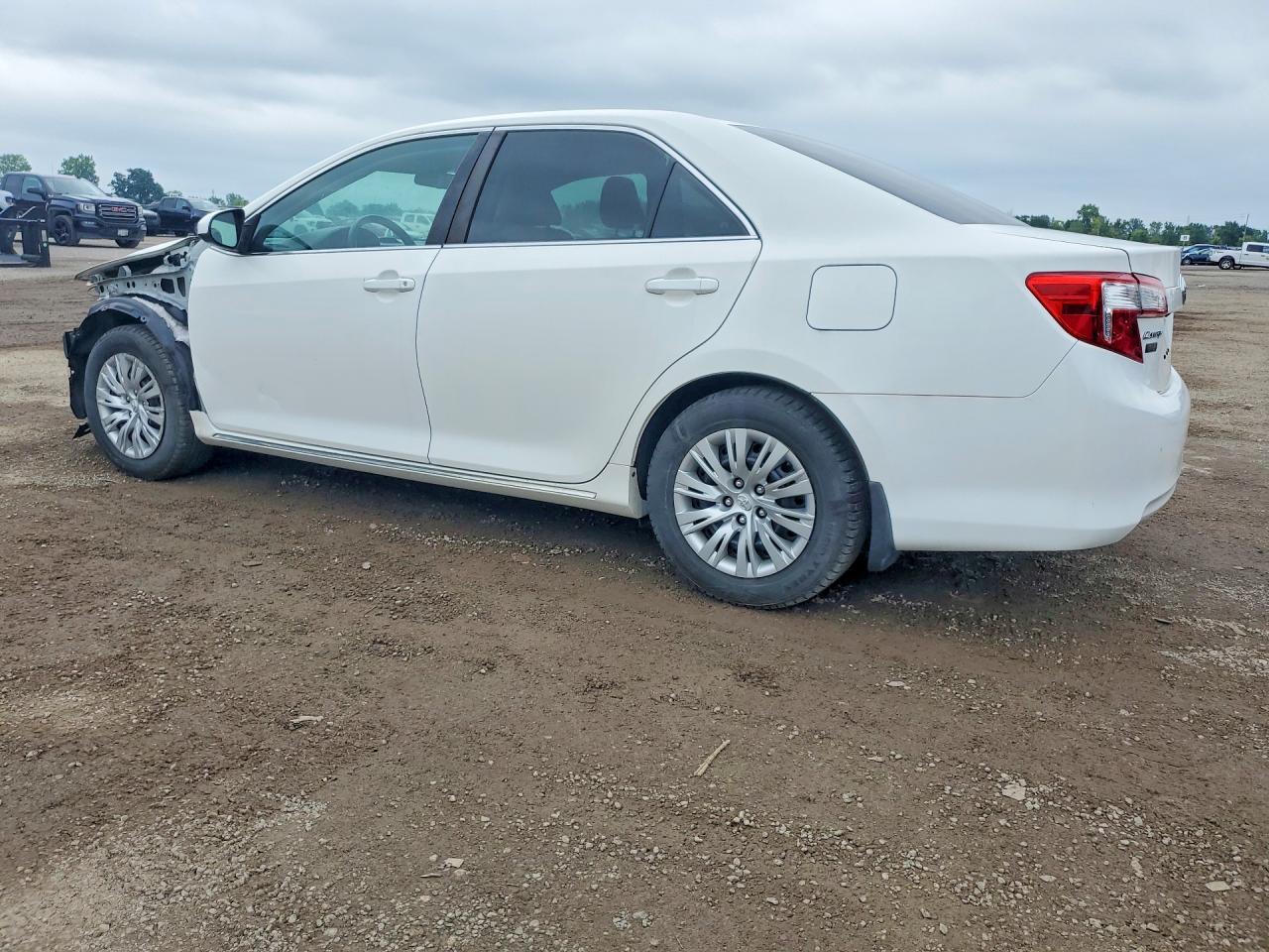 2014 Toyota Camry Hybrid Le - Image 2