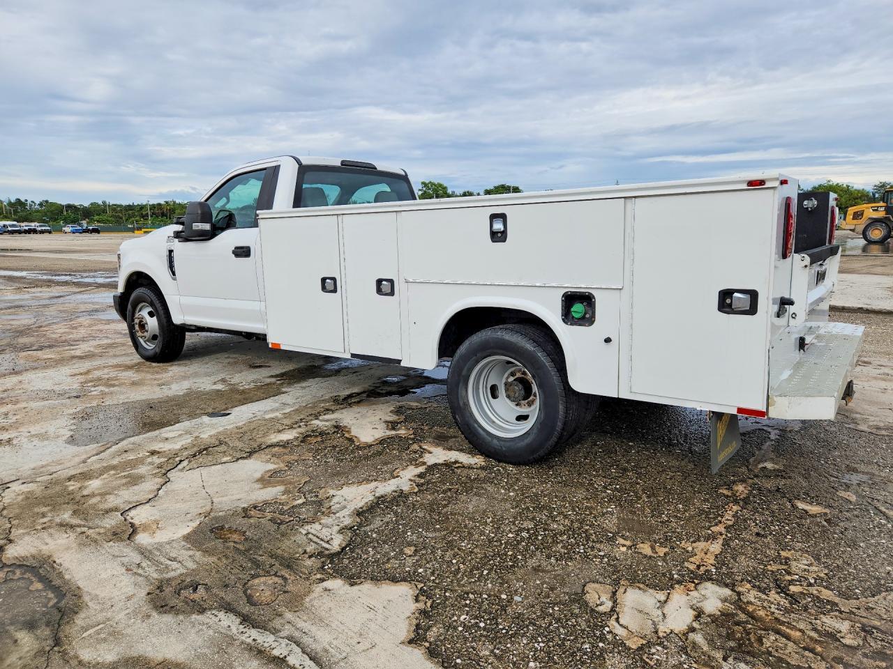 2018 Ford F350 Super Duty - Фото 2