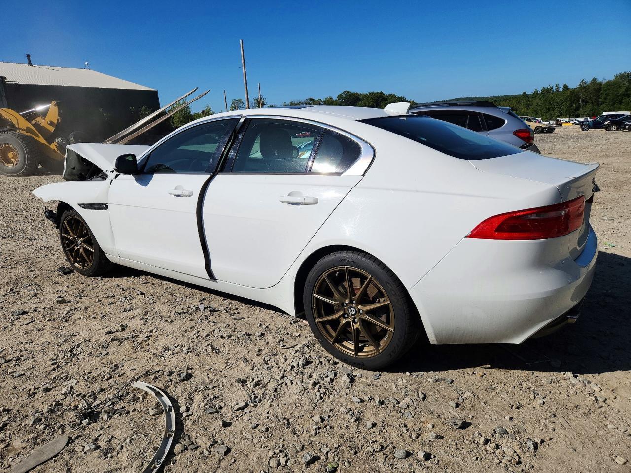 2017 Jaguar Xe Premium - Фото 2