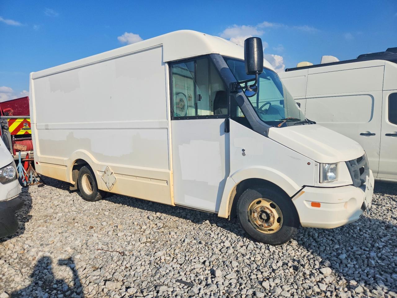 2017 Isuzu Reach - Delivery Van - Фото 4