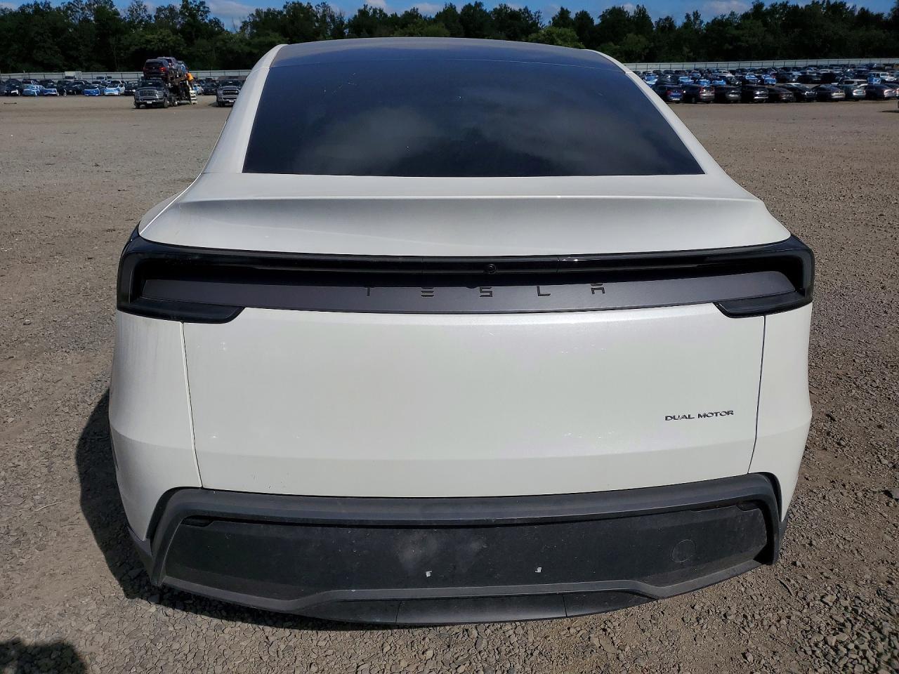 2026 Tesla Model Y - Фото 6