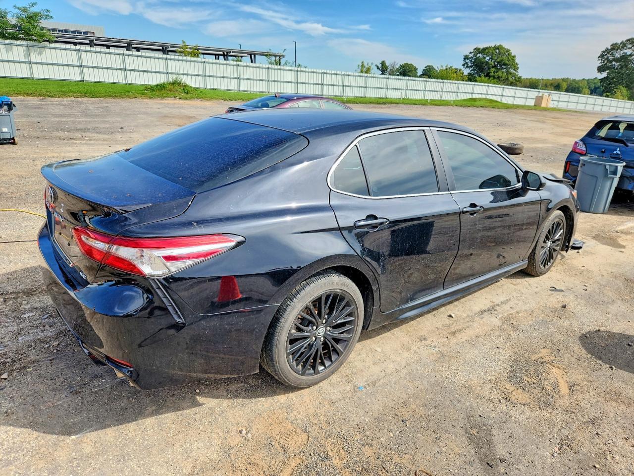 2018 Toyota Camry Se - Фото 3