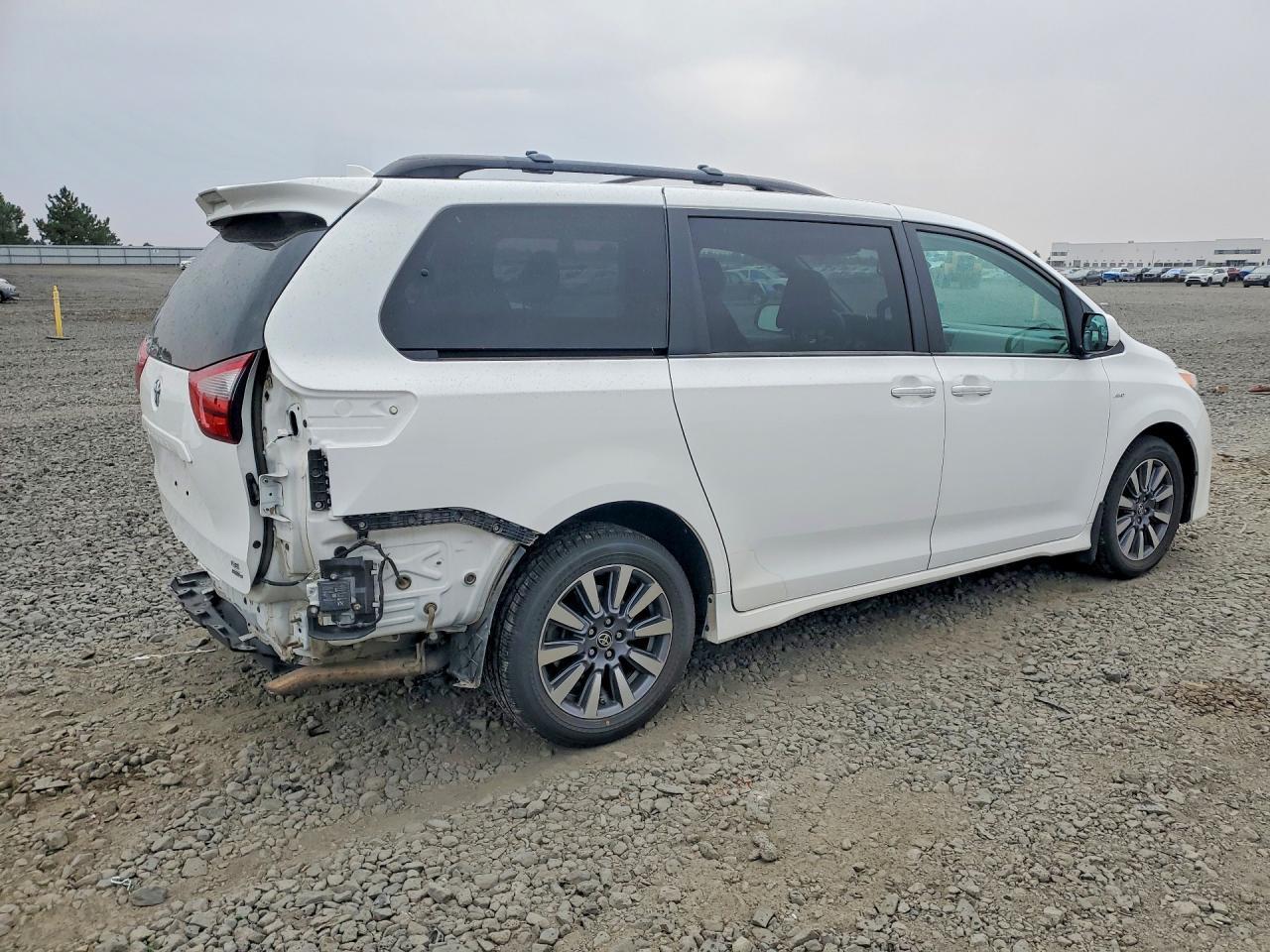 2020 Toyota Sienna Le - Image 3