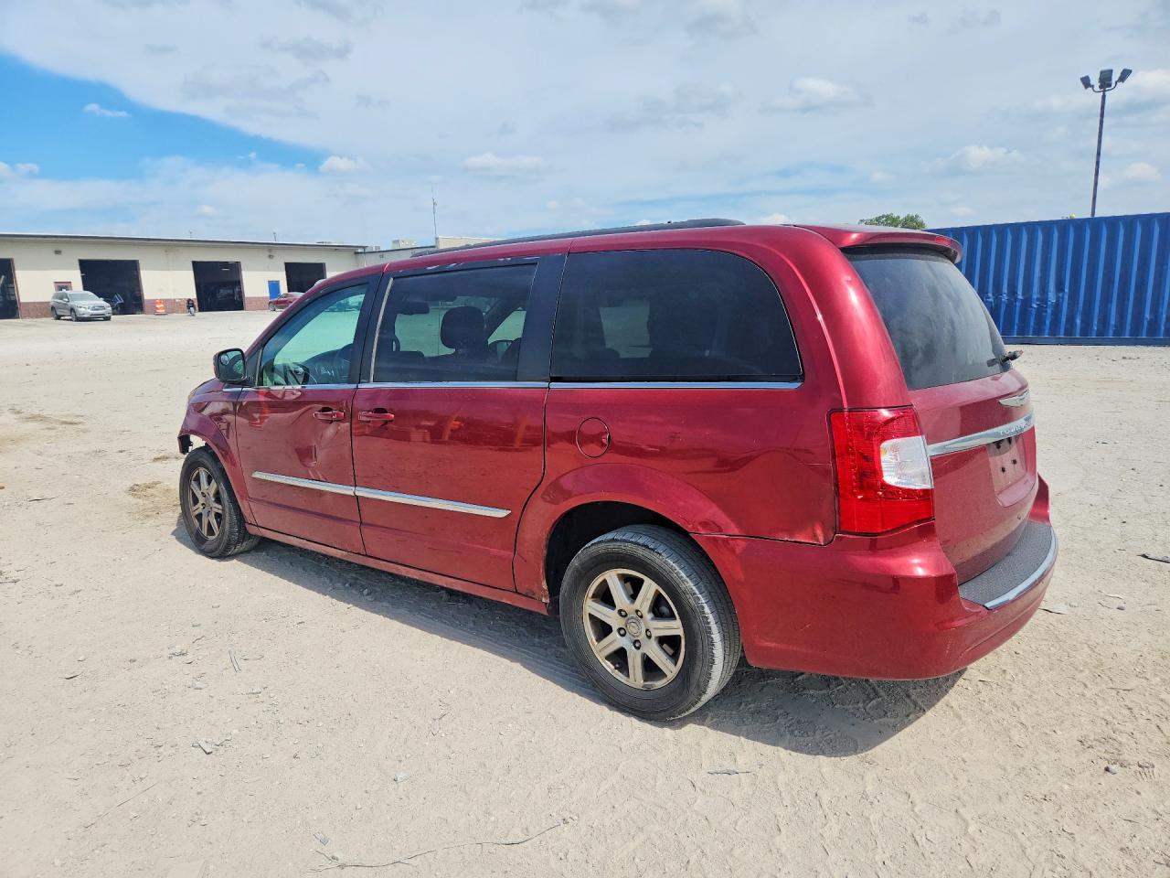 2012 Chrysler Town & Country Touring - Фото 2