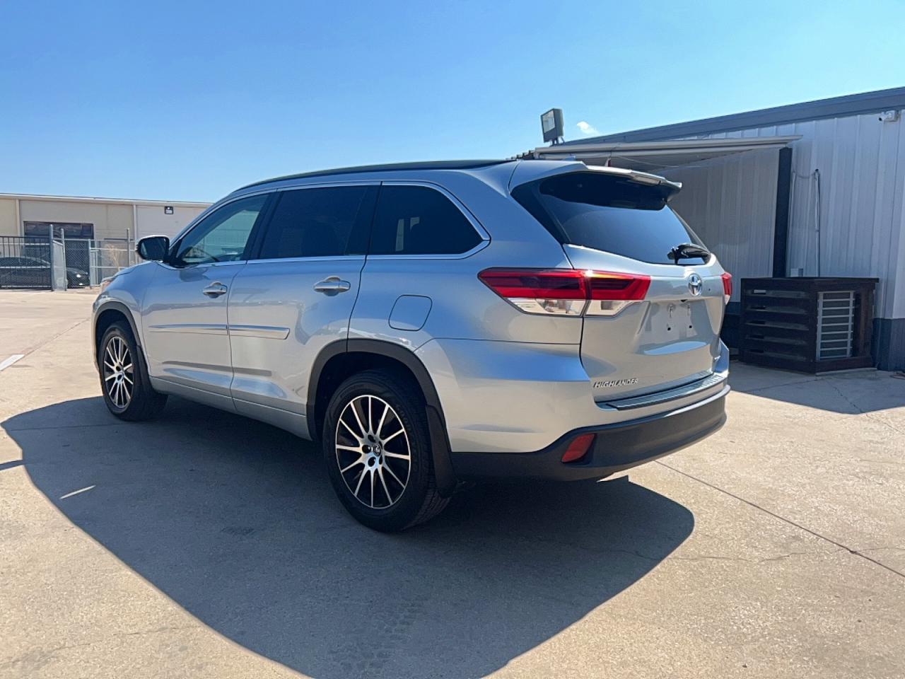 2017 Toyota Highlander Se - Image 3