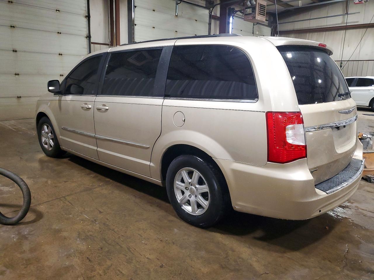 2013 Chrysler Town & Country Touring - Фото 2