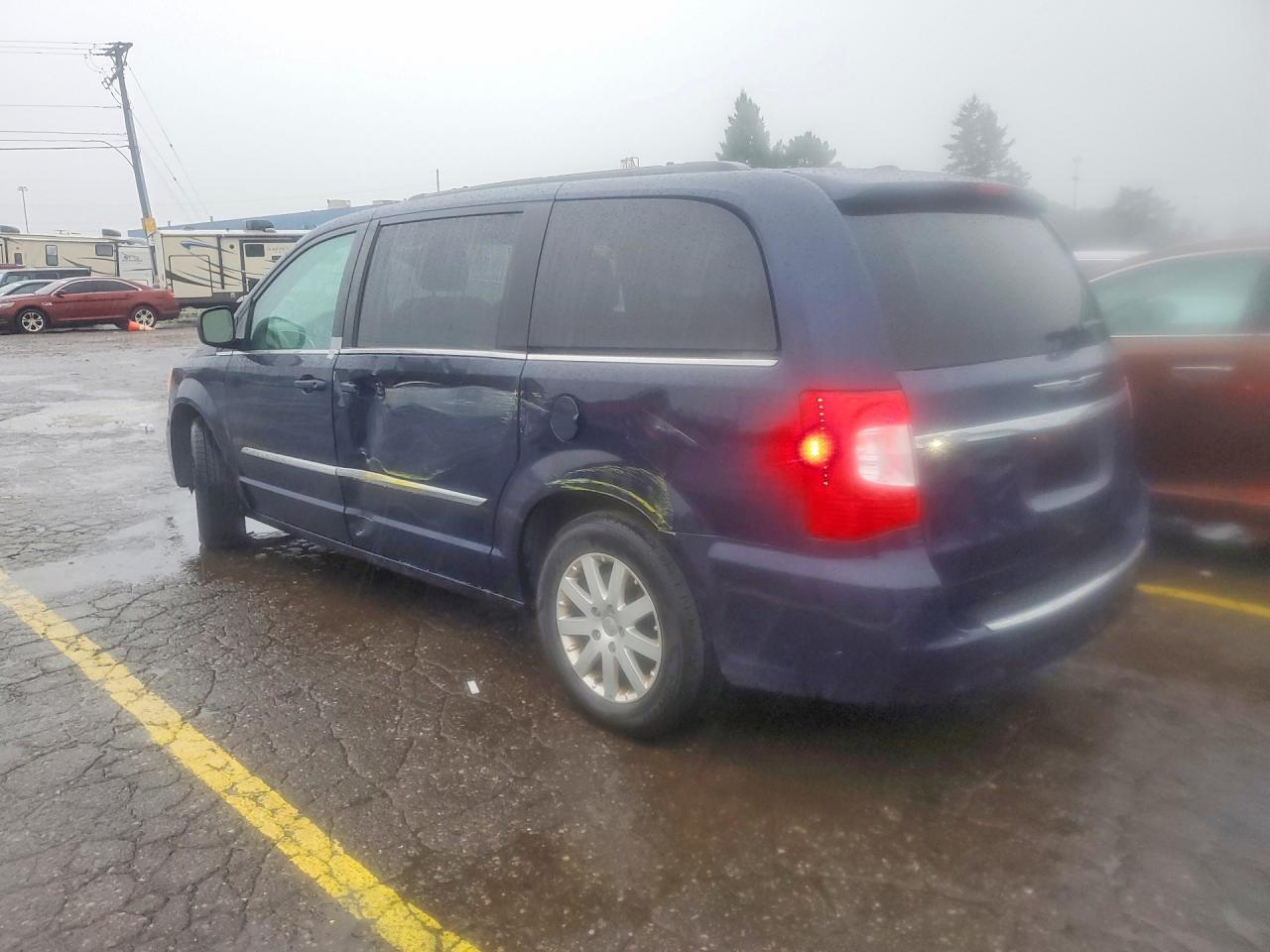 2015 Chrysler Town & Country Touring - Фото 2