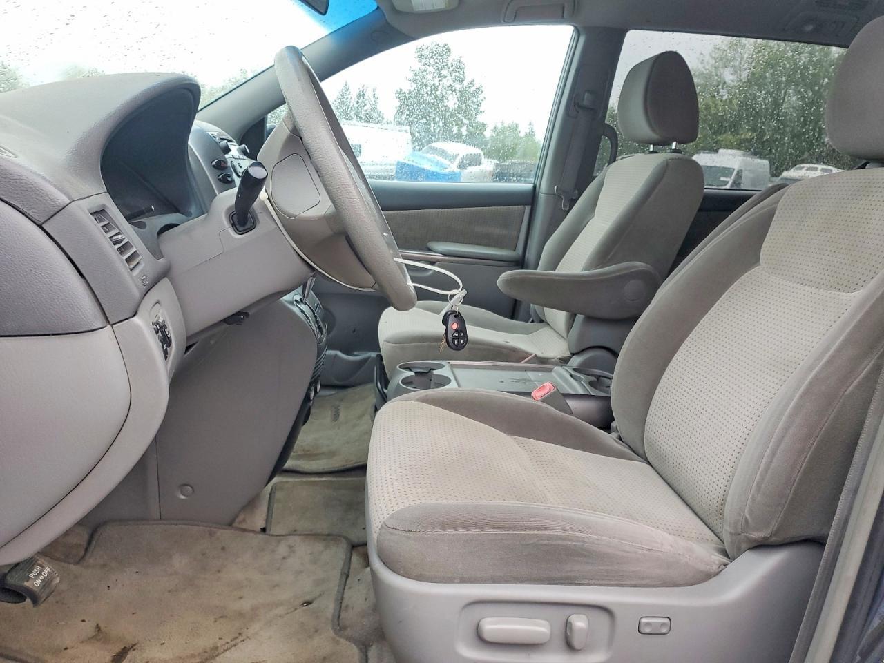 2010 Toyota Sienna Le 7-Passenger - Фото 7