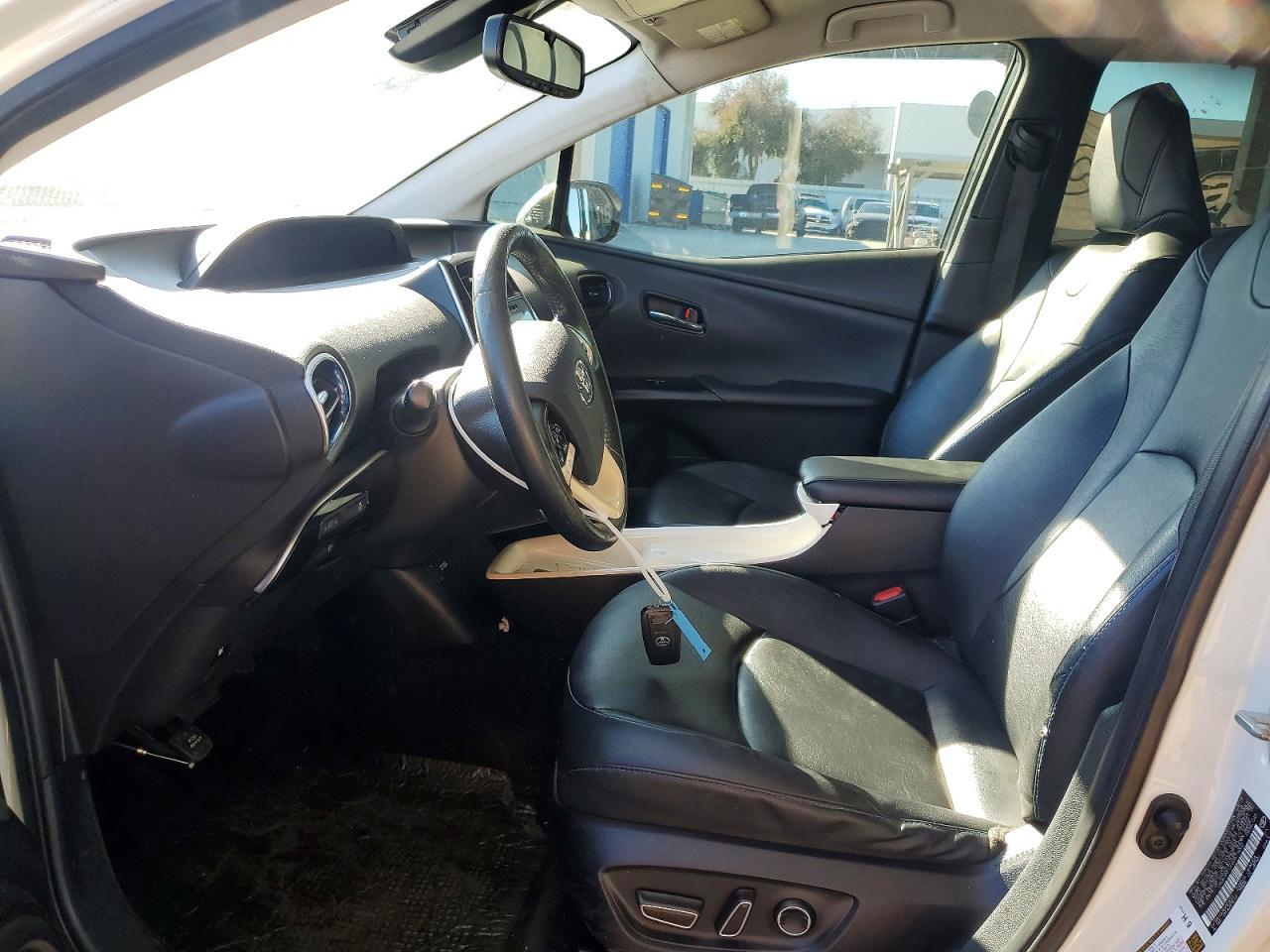 2016 Toyota Prius Four Touring - Фото 7