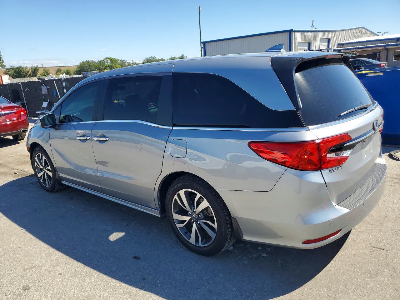 2022 Honda Odyssey Touring - Image 2