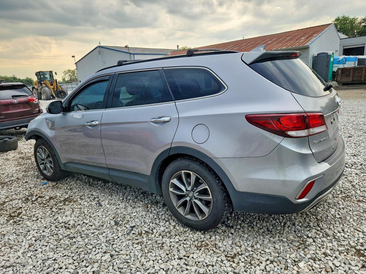 2017 Hyundai Santa Fe Se - Фото 2